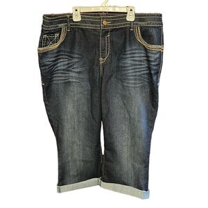 ⬇️3/$15 Lane Bryant Denim Capris Size 20